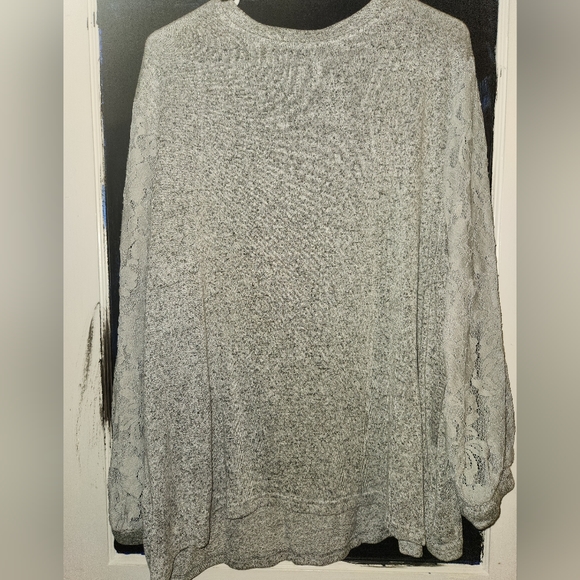 Blouse for women with lace sleeves - Picture 2 of 2